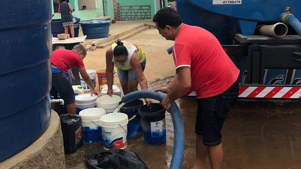 Pipeiro abastece baldes de população, durante ação da 'Operação Carro-Pipa'