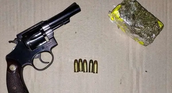 Arma de fogo, projéteis e maconha apreendidos
