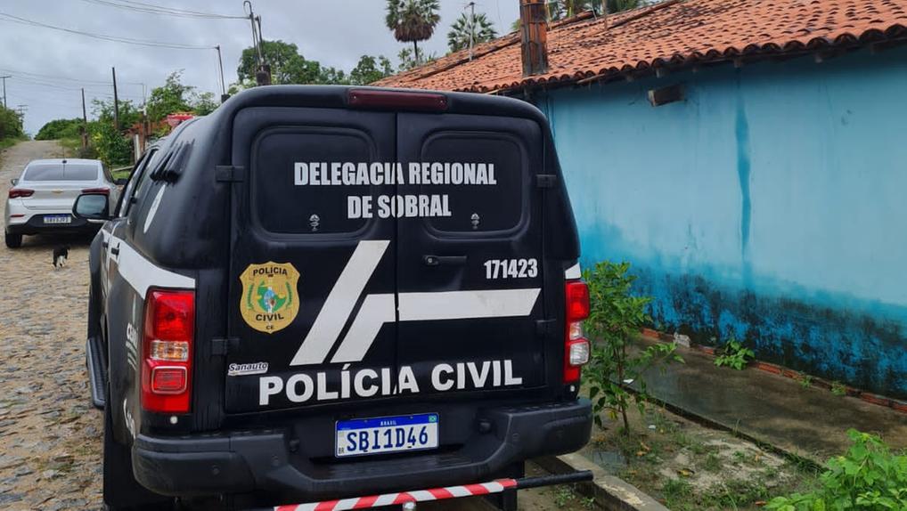 Imagem mostra parte traseira de uma viatura da Polícia Civil do Ceará, especificamente da Delegacia Regional de Sobra, estacionado em uma rua do Interior do Estado