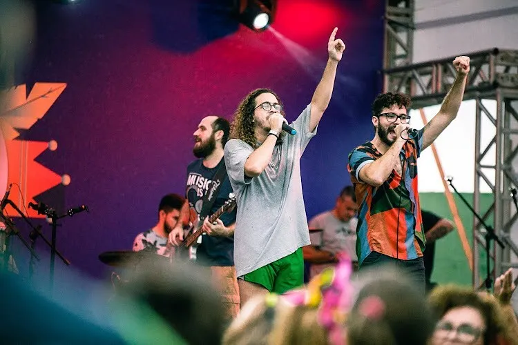 Super Banda se apresenta em diferentes pontos
