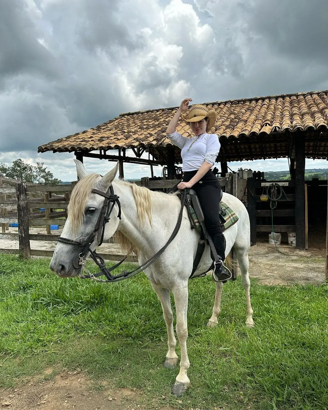 Gkay em cima de cavalo