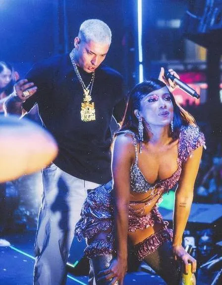 Anitta e Filipe Ret interagindo no palco dos 'Ensaios da Anitta'