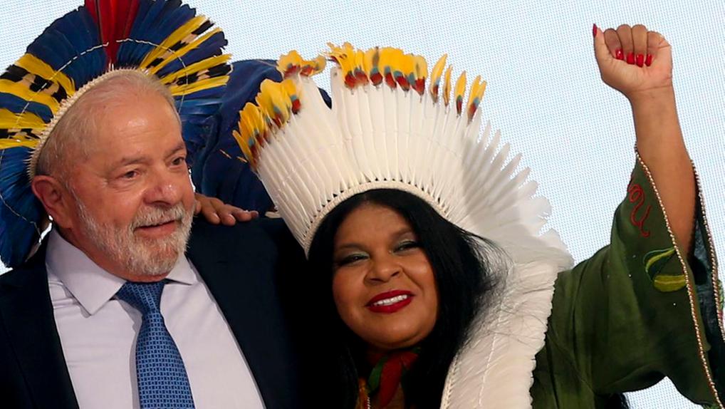 Lula ao lado de Sônia Guajajara