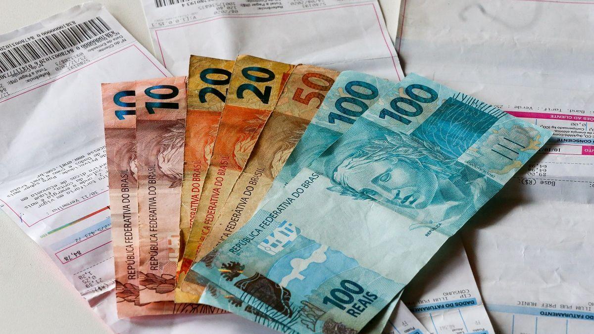 Dinheiro sobre uma conta de luz