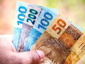 Notas de dinheiro, de 100, 200 e 50 reais