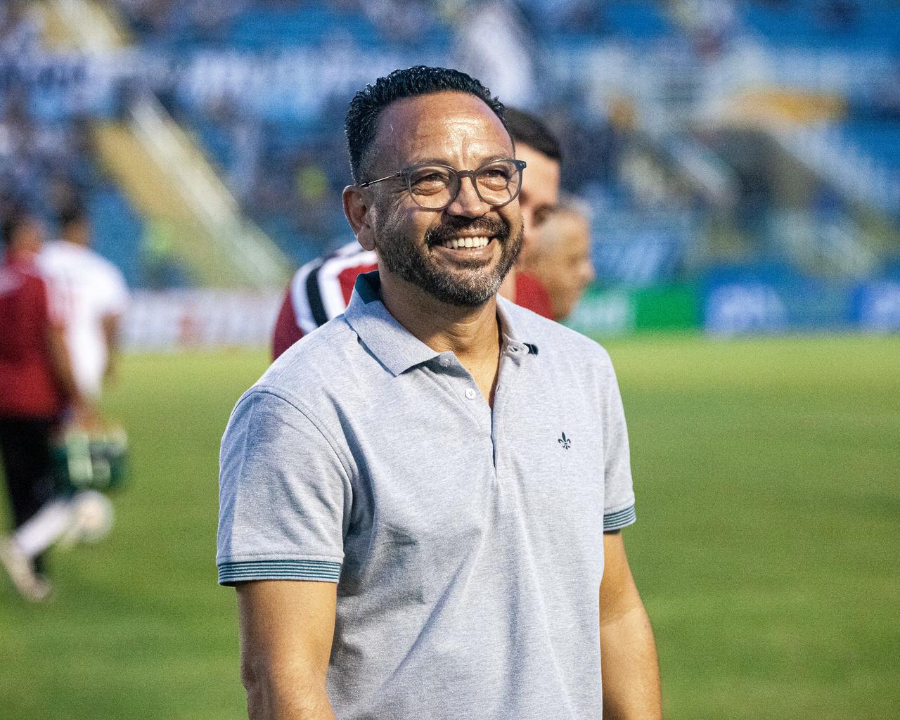 Paulinho Kobayashi sorri em ação pelo Ferroviário