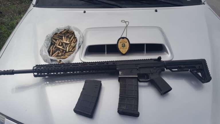 Fuzil calibre 762, dois carregadores e cerca de 132 munições estavam em uma caixa, que o suspeito tentou se desvencilhar