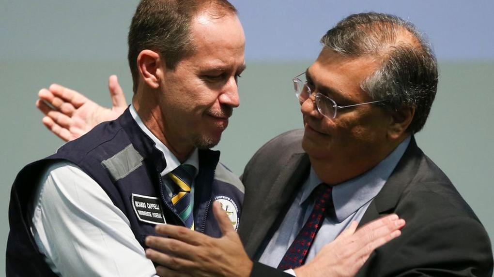 Ricardo Capelli ganha um tapinha nas costas do ministro Flávio Dino