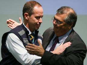 Ricardo Capelli ganha um tapinha nas costas do ministro Flávio Dino