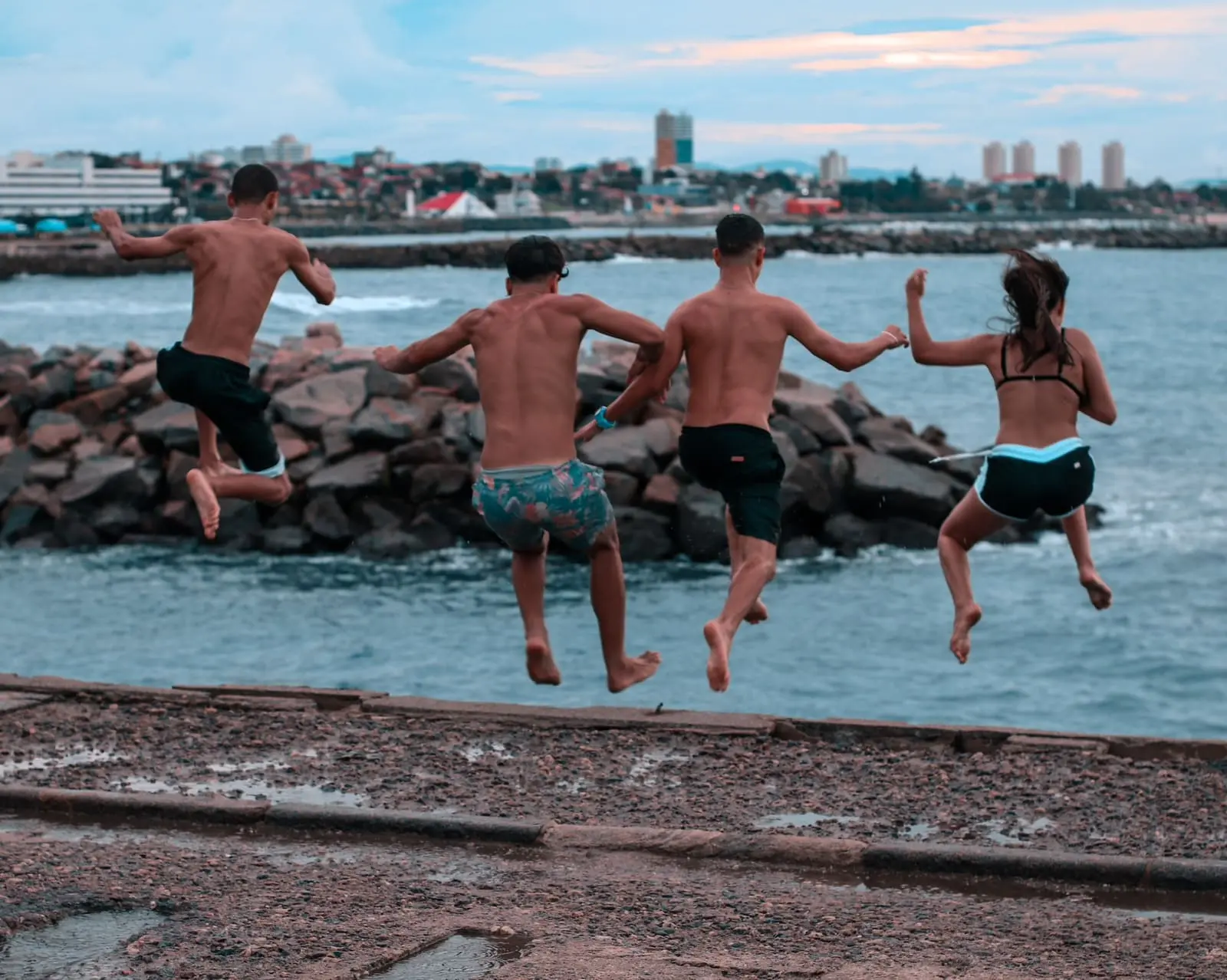 Jovens saltam de ponte no Poço da Draga em direção ao mar