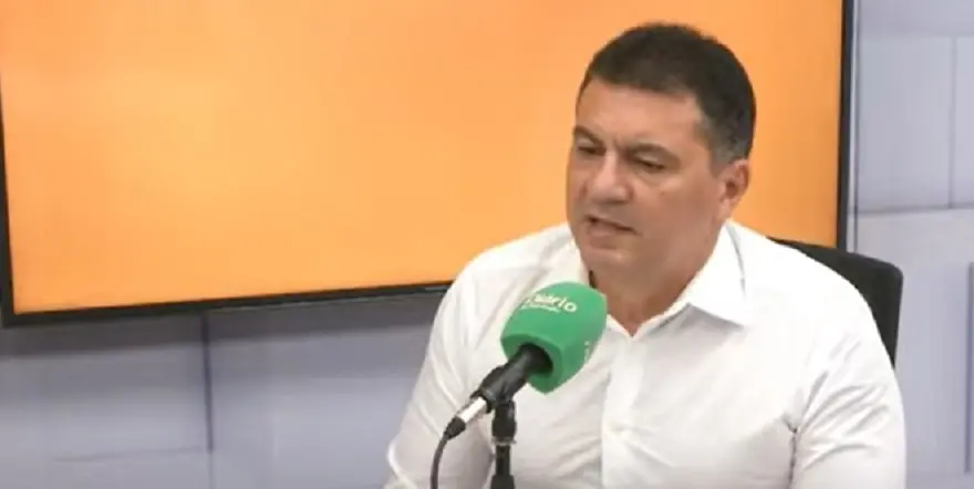 Imagem mostra homem durante entrevista