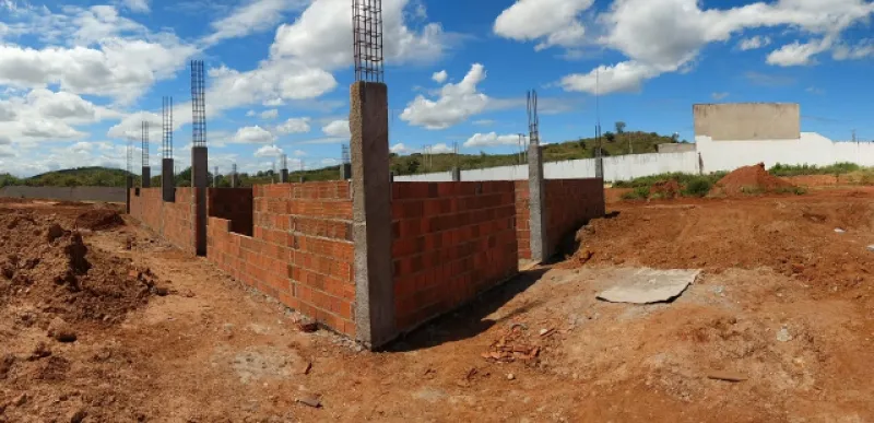 Escola de Educação Profissional em Ararendá ainda está em terreno batido