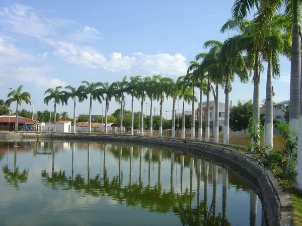 No centro da cidade, Iguatu possui a 'Lagoa da Telha', um pequeno lago que no passado assegurou o abastecimento de água para as famílias, animais e a agricultura