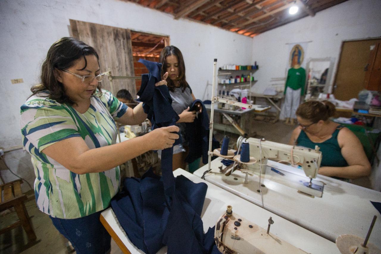 Menina de 9 anos faz sucesso na internet com roupas que ela mesma costura -  Pequenas Empresas Grandes Negócios