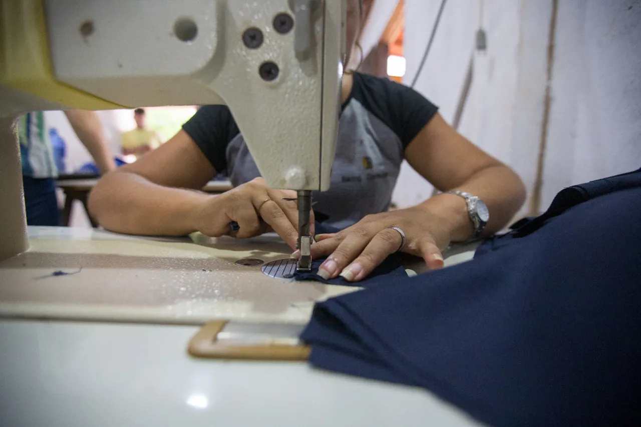 De vestidos de festa e de noivas, Regia se especializou e passou a trabalhar com fardamentos.