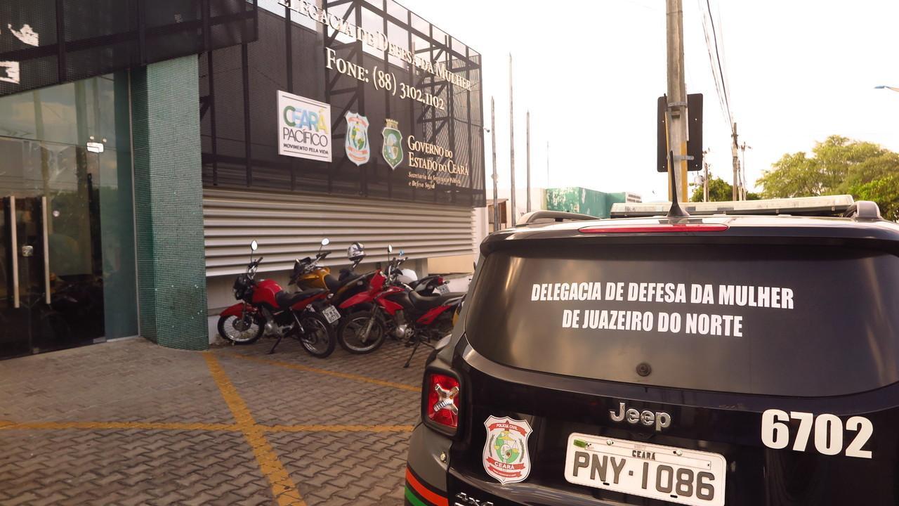 Fachada da Delegacia de Defesa da Mulher e Juazeiro do Norte, com viatura na frente