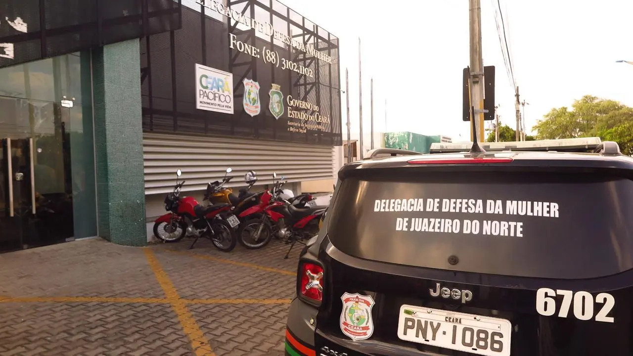 Fachada da Delegacia de Defesa da Mulher e Juazeiro do Norte, com viatura na frente