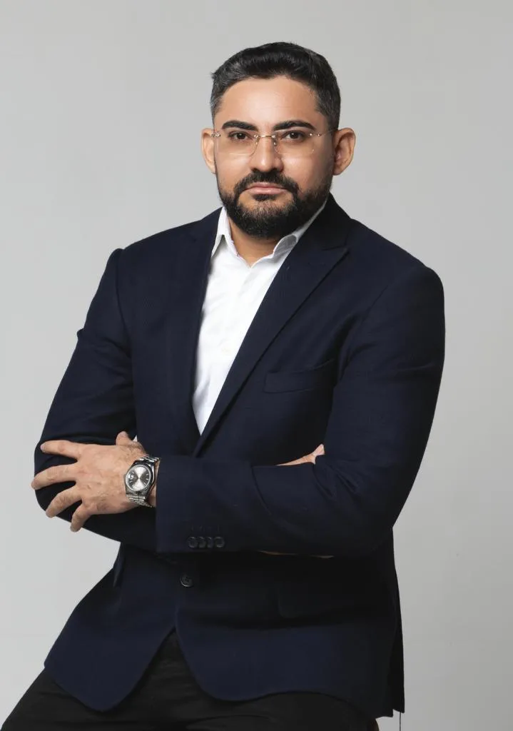 Adailson Silva, biólogo, farmacêutico e especialista em Saúde Estética