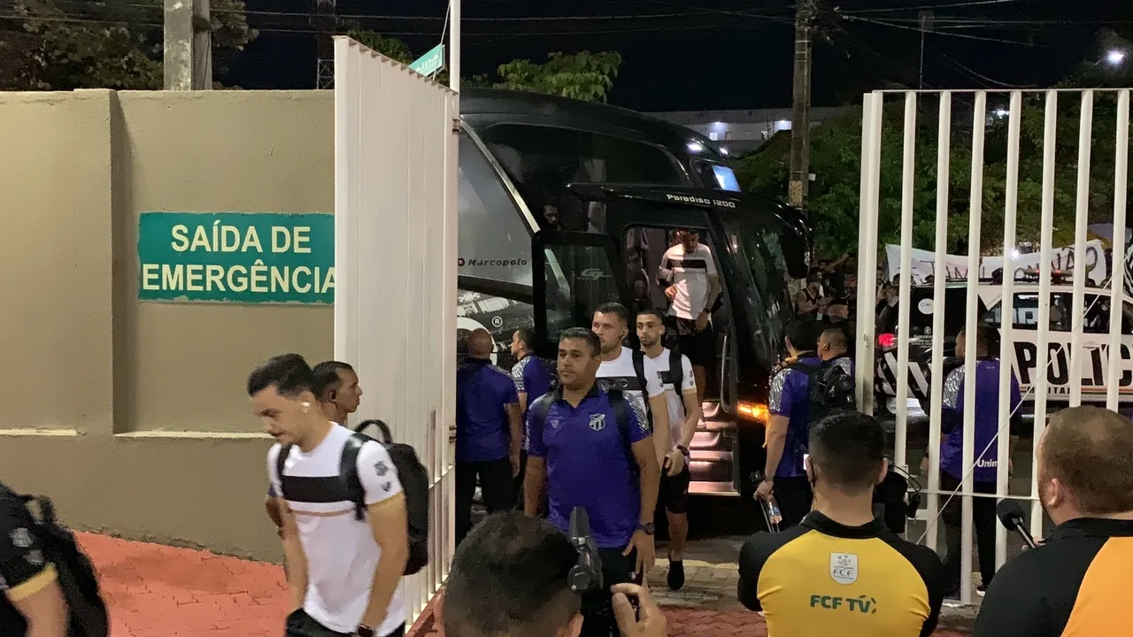 A delegação do Ceará desembarcou no PV com a torcida protestando contra o presidente do clube