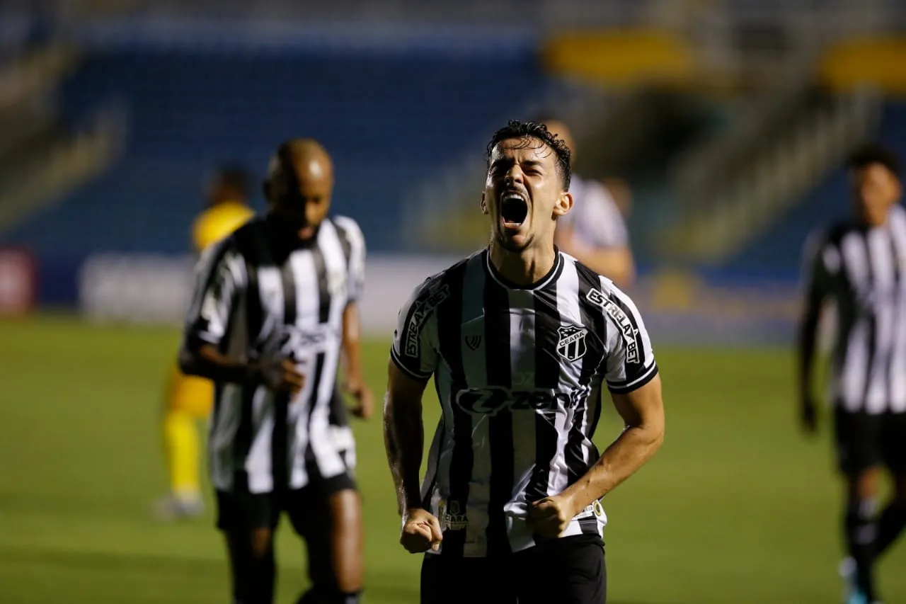 Guilherme Castilho marcou um golaço no 1º tempo