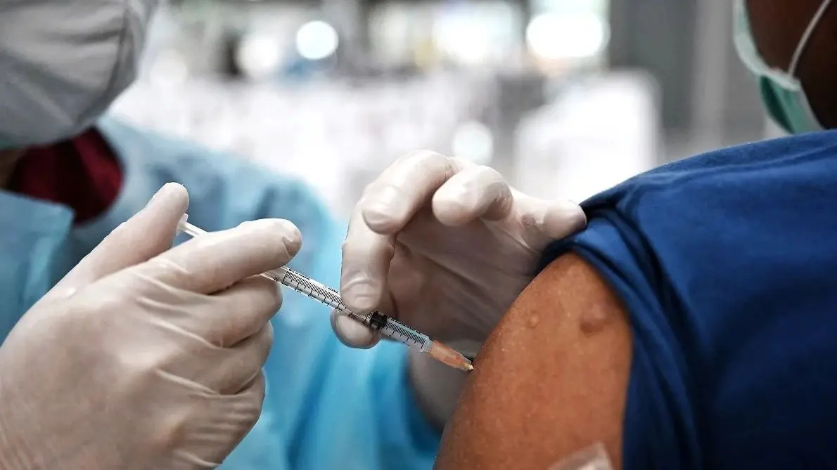 Enfermeiro vacina pessoa idosa