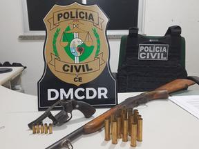 Armas e munições dispostas sobre uma mesa da delegacia