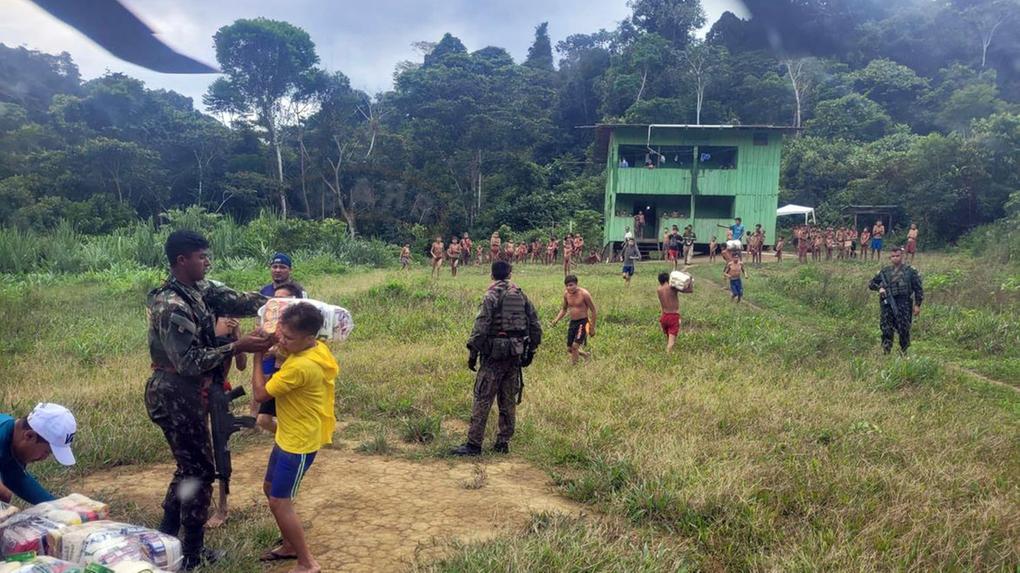 Força Aérea Brasileira descarregando suprimentos na Terra Yanomami