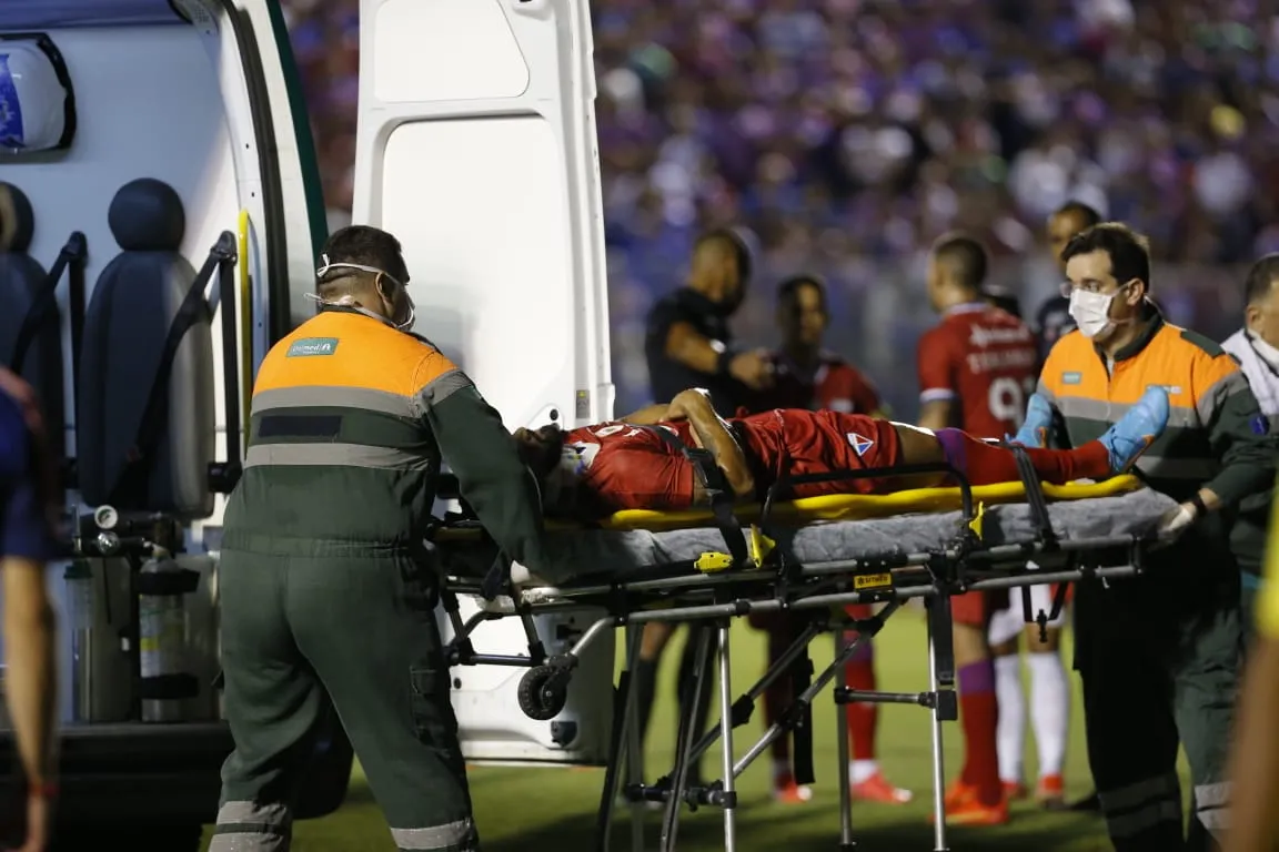 Brítez deixou o gramado do PV de ambulância