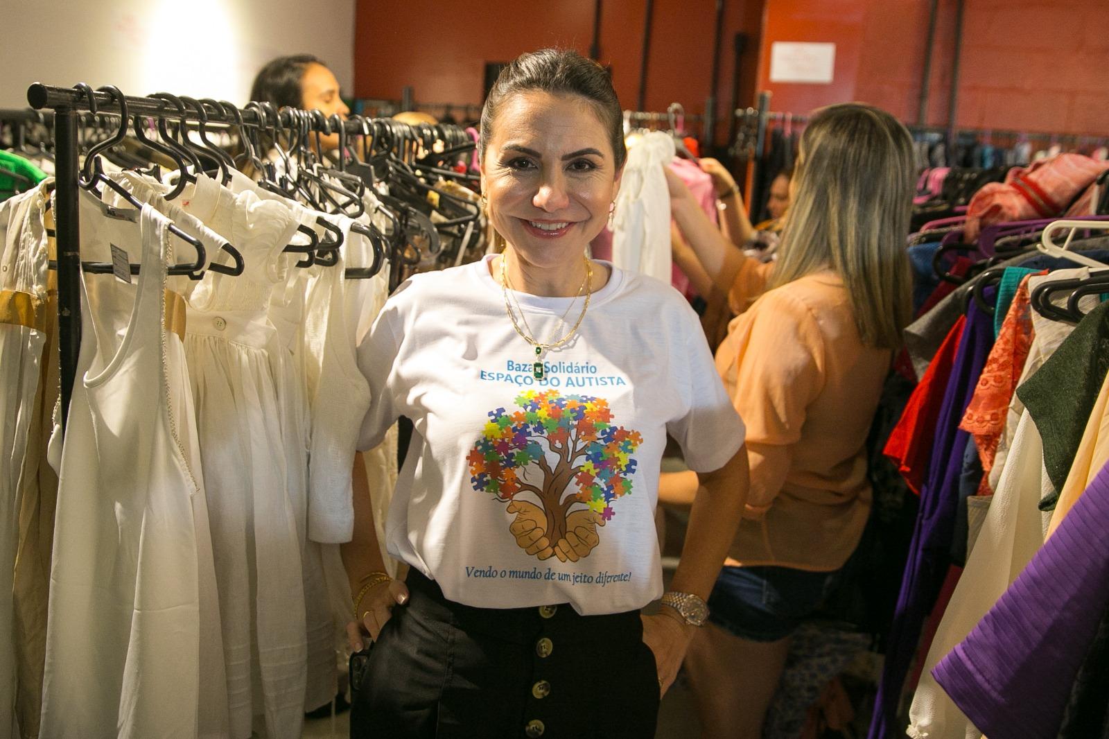 Adriana Queiroz posa para foto entre peças do bazar