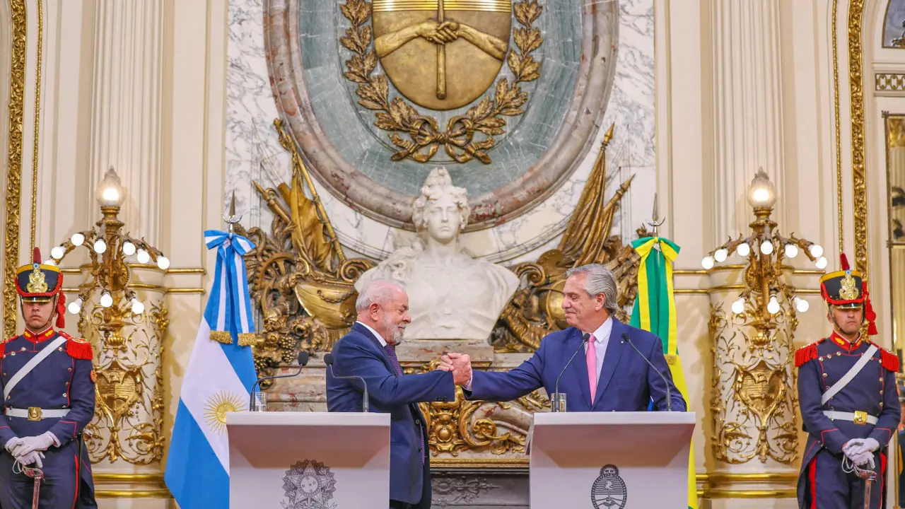 Luala aperta a mão de Alberto