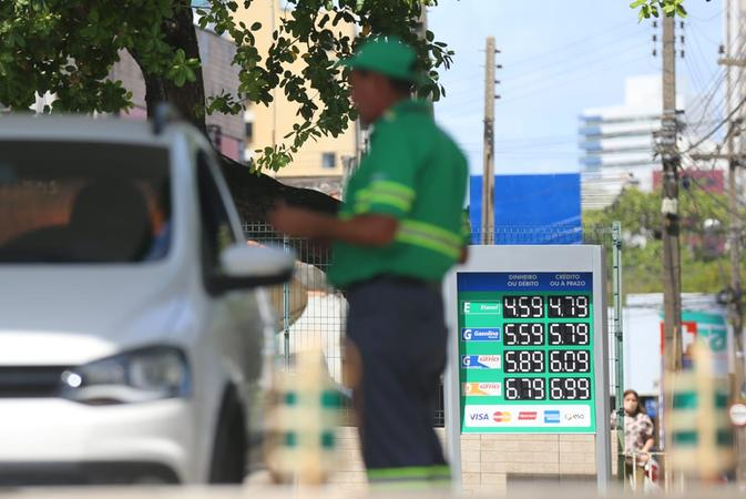 Litro da gasolina custa R$ 11,56 no interior do Acre