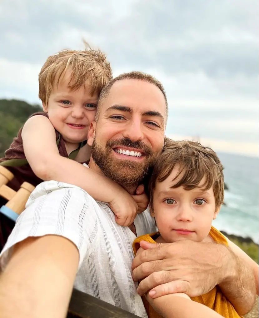 Thales Bretas ao lado dos filhos, Romeu e Gael