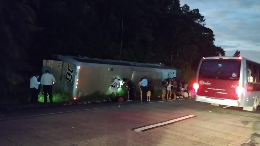 Segundo o motorista, o veículo vinha de Juiz de Fora, em Minas Gerais, com 55 passageiros rumo à Praia de Grumari, na Zona Oeste do Rio de Janeiro