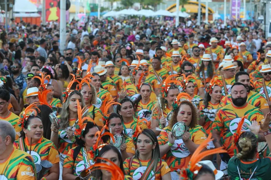 desfile do bloco unidos da cachorra, na praia de iracema, durante o pré-carnaval de fortaleza