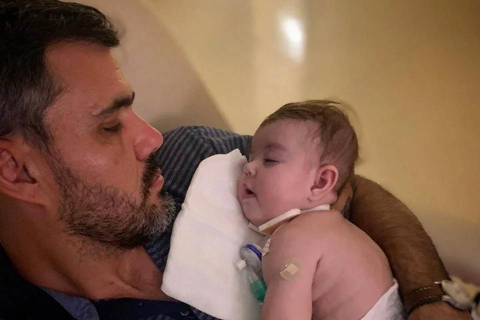 Ator da TV Globo Juliano Cazarré com filha