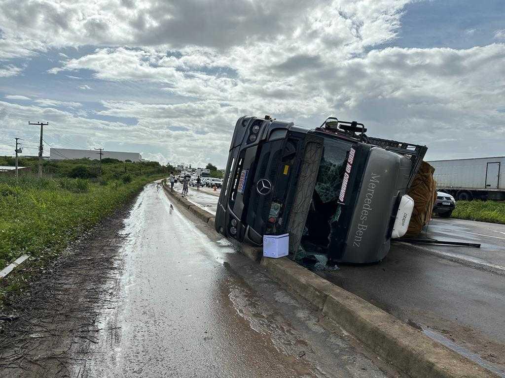 Caminhão bloqueio grande faixa da via