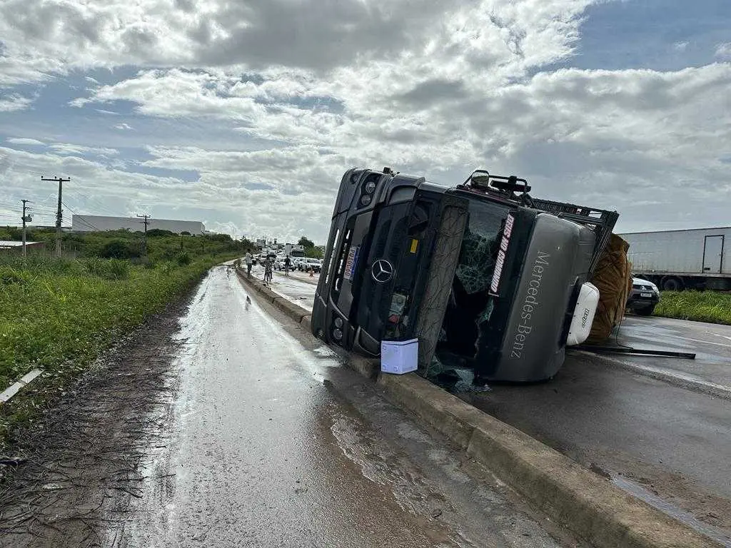 Imagem da notícia Caminhão carregado de madeira tomba no quarto Anel Viário e causa congestionamento 