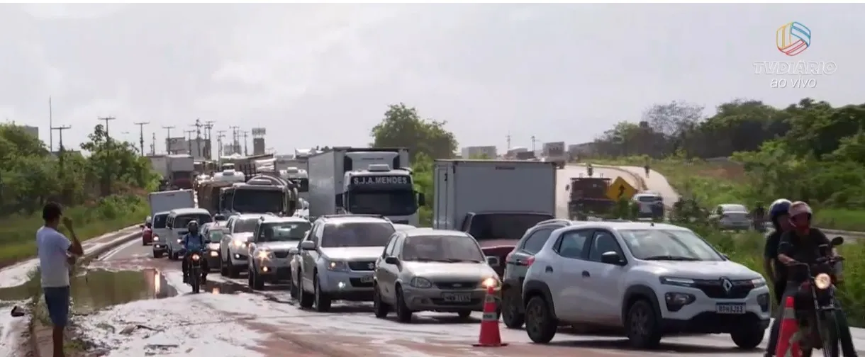 Acidente gerou grande congestionamento em via