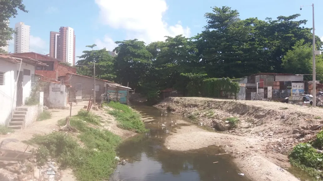 Moradores aguardam limpeza em canal do riacho Maceió, no Mucuripe