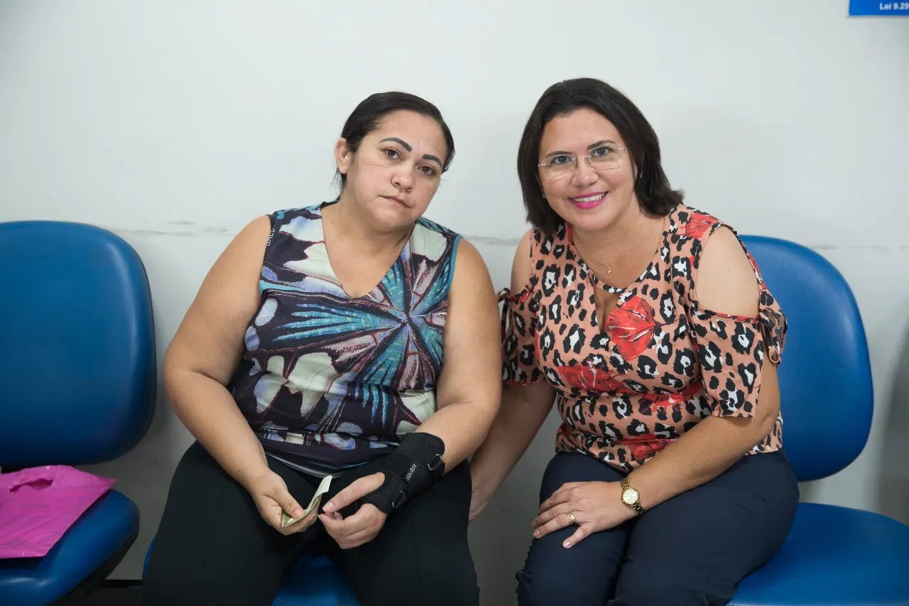 Maria do Socorro (a esquerda) foi acompanhada da irmã em busca de um auxílio doença