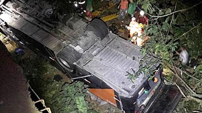 Imagem mostra ônibus que caiu de ponte em Além Paraíba em 30 de janeiro de 2023