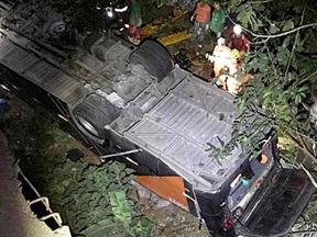 Imagem mostra ônibus que caiu de ponte em Além Paraíba em 30 de janeiro de 2023