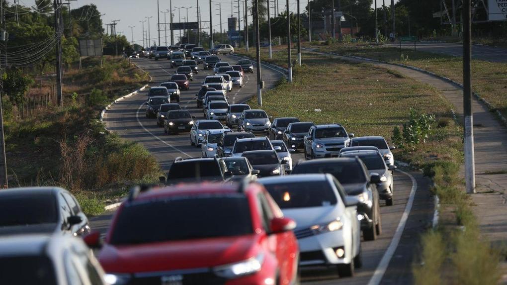 Carros trafegam em rodovia no Ceará