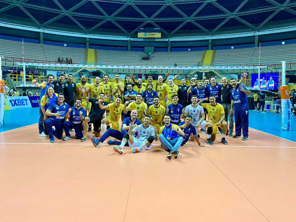 Equipe reunida, após primeira vitória na Superliga