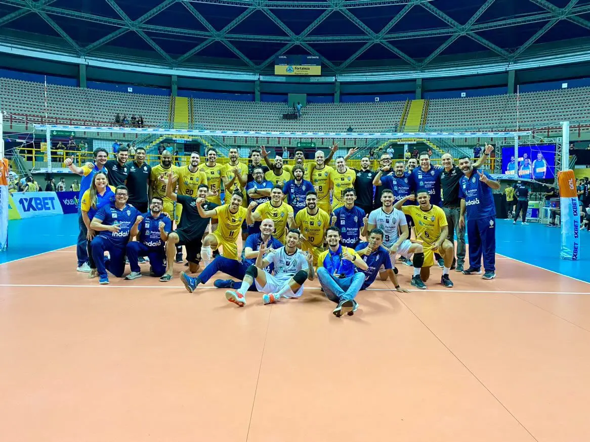 Equipe reunida, após primeira vitória na Superliga