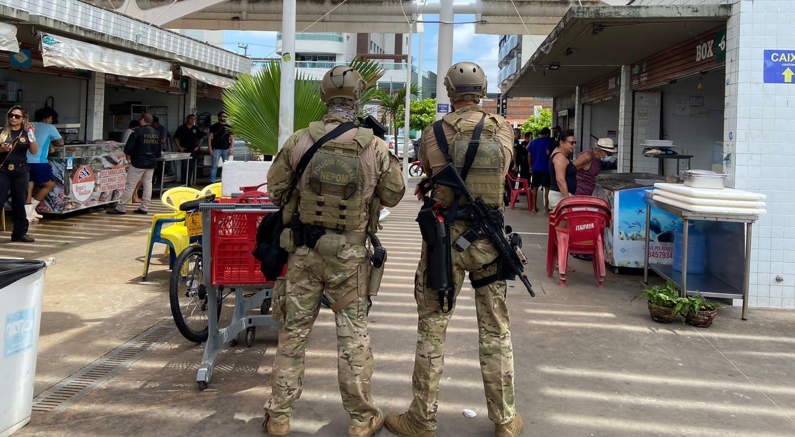 Policiais federais realizaram operação em boxes do Mercado dos Peixes da capital cearense