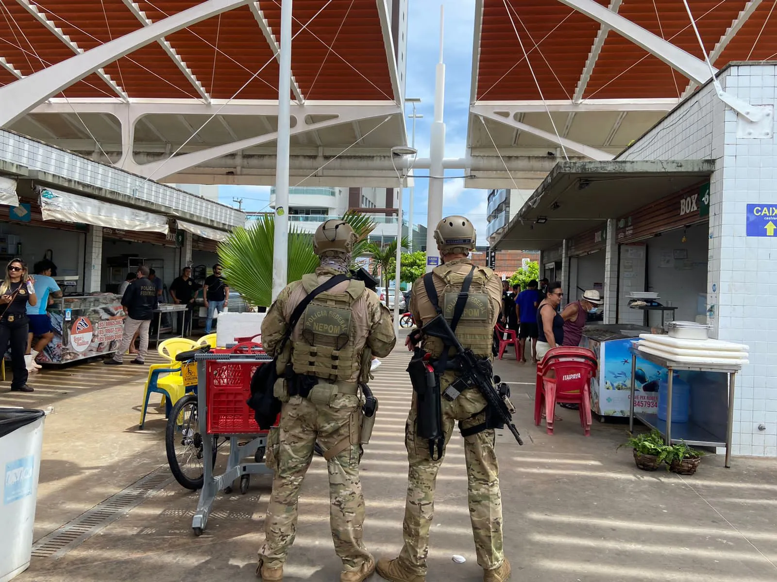 Policiais federais realizaram operação em boxes do Mercado dos Peixes da capital cearense