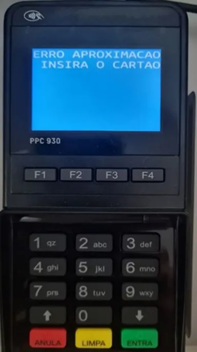 Os cibercriminosos induzem o erro na máquina e os clientes têm de inserir o cartão