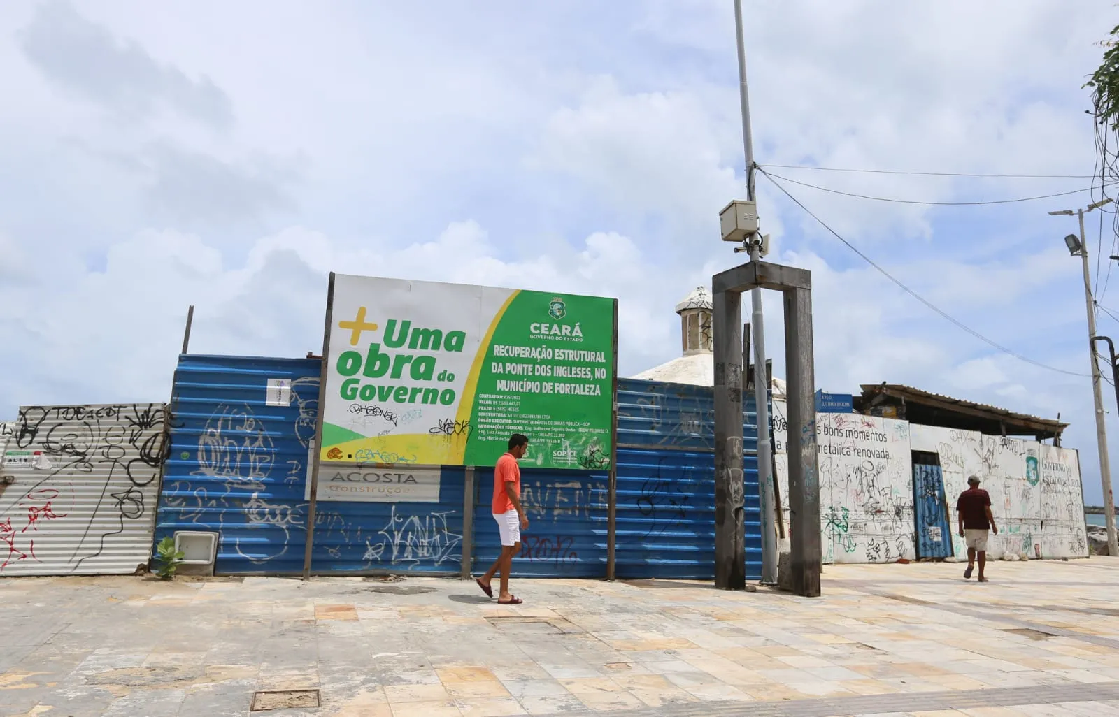 Placas indicam o processo de reformas que se estende há 5 anos