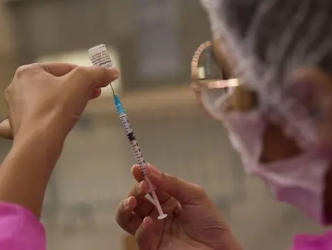 Imagem da notícia: Veja o cronograma do reforço com a vacina bivalente contra a Covid-19 em 2023